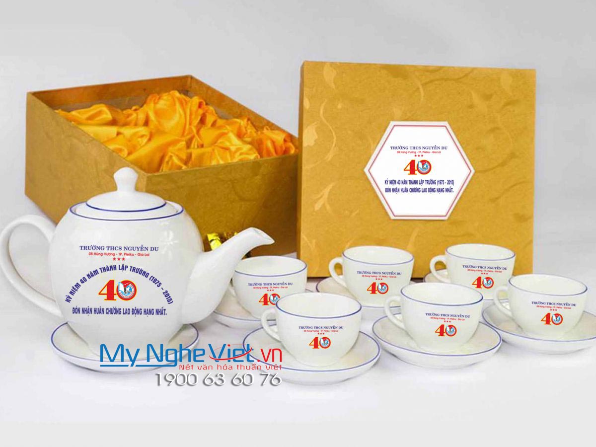 Bộ bình trà men trắng viền chỉ xanh dương MNV-BT236 - Trường THCS Nguyễn Du - Gia Lai (HÀNG ĐẶT)