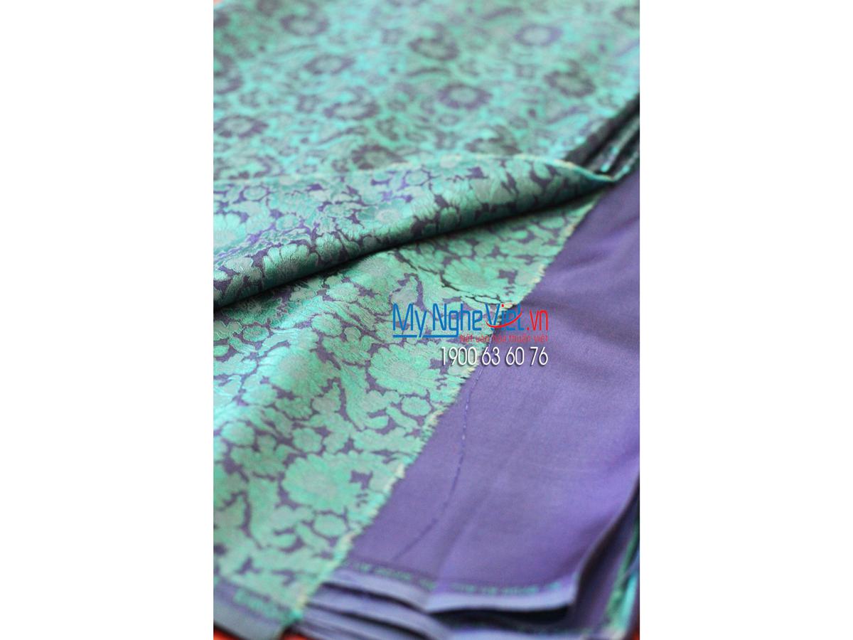 Lụa áo dài Hà Đông họa tiết cúc tím nền xanh MNV-LHD20