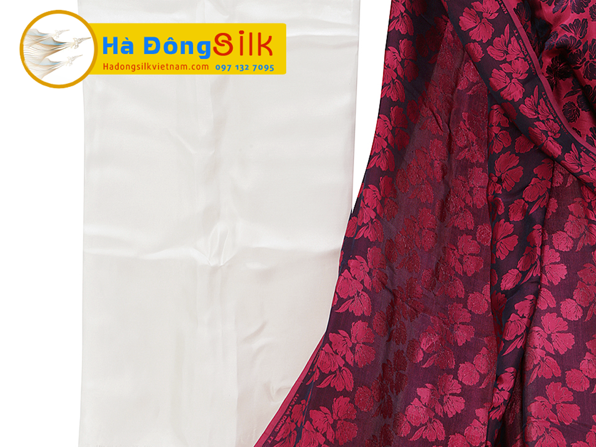 Lụa áo dài Hà Đông họa tiết hoa màu hồng trên nền tím cà MNV-LHD30