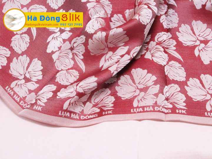 Lụa áo dài Hà Đông Satin 2 da họa tiết hoa cẩm chướng hồng nhạt MNV-LPT08
