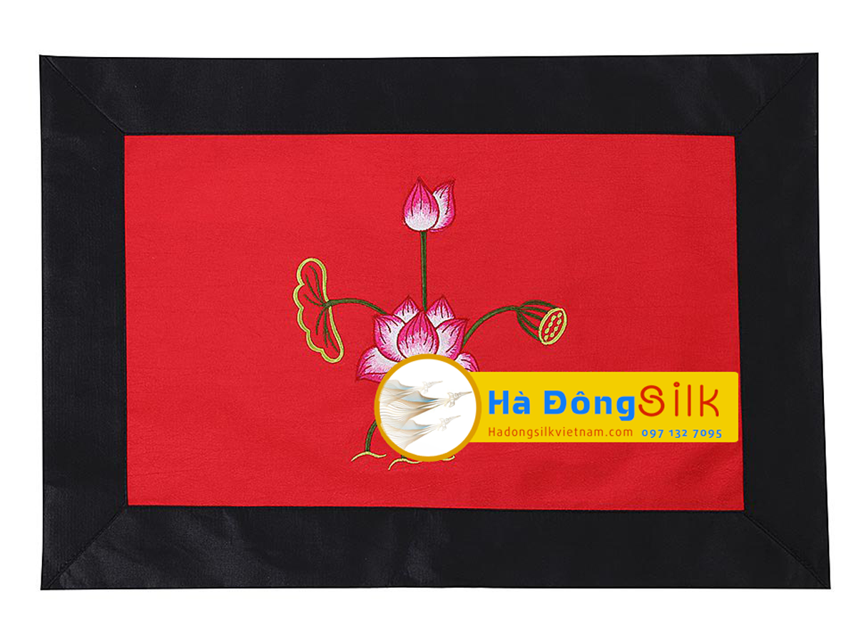 Bộ khăn lụa lót bàn ăn thêu sen đỏ MNV-KLTB13 (dài)