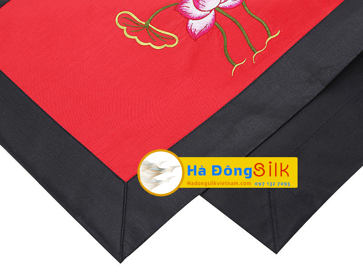 Bộ khăn lụa lót bàn ăn thêu sen đỏ MNV-KLTB07 (ngắn)