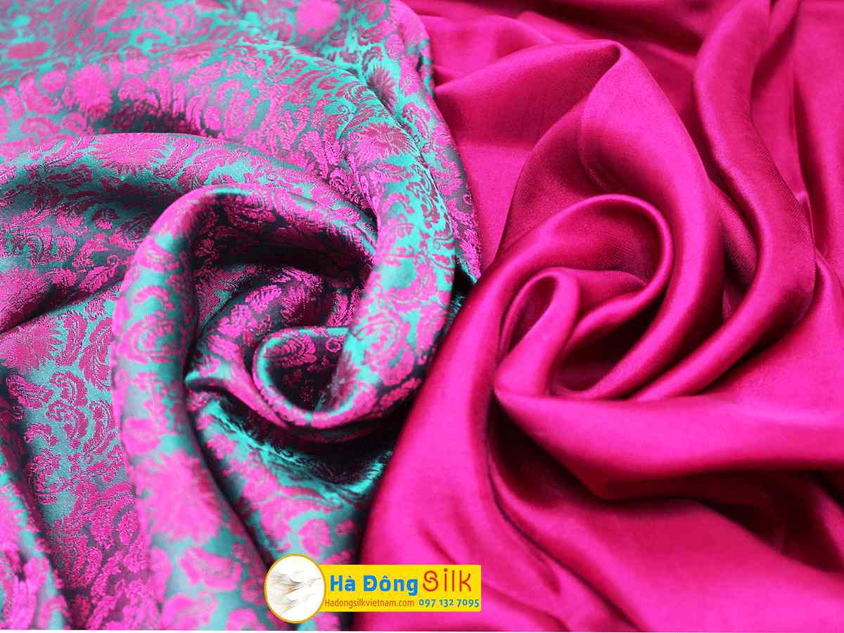 Lụa áo dài Hà Đông họa tiết hoa cúc hồng nền tím MNV-LHD34