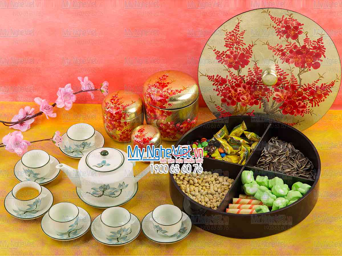 Bộ quà tặng hộp mứt hoa đào phối bình trà vẽ sen MNV-QT68-529-1
