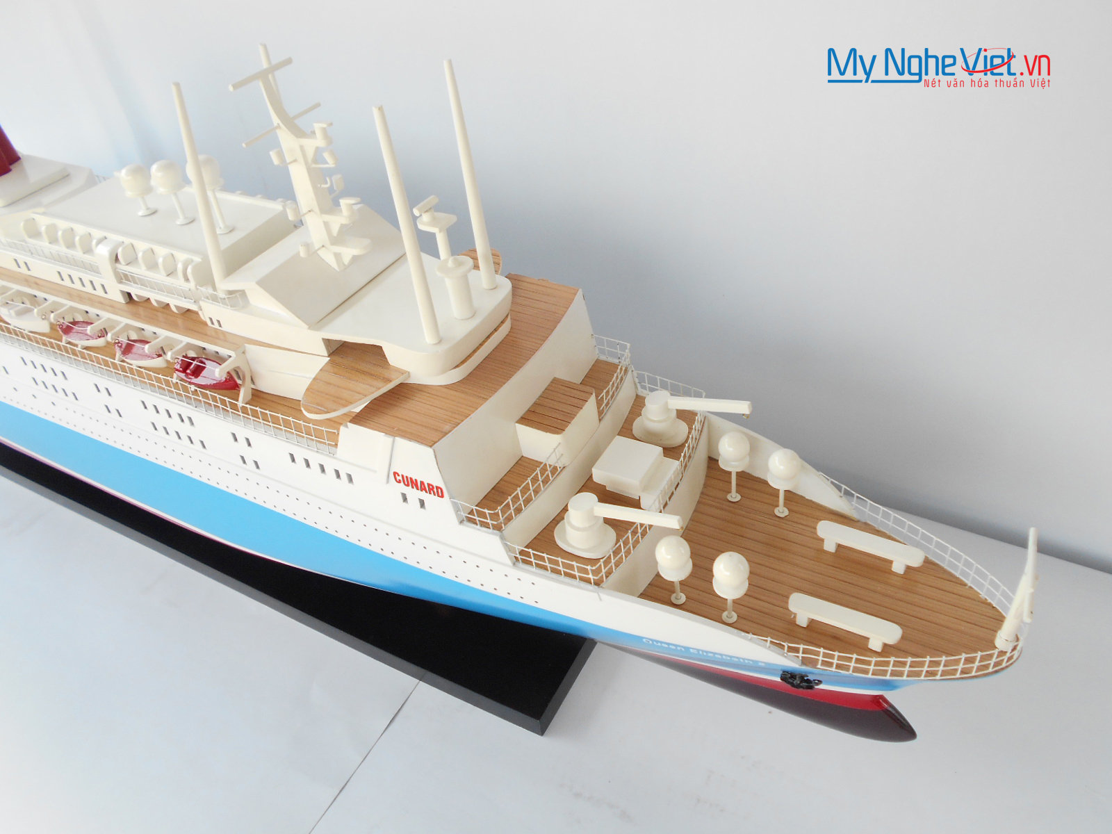 Mô hình du thuyền Queen Elizabeth 2 (Màu sơn) - MNV-CSQELI2-100P (đặt hàng liên hệ)