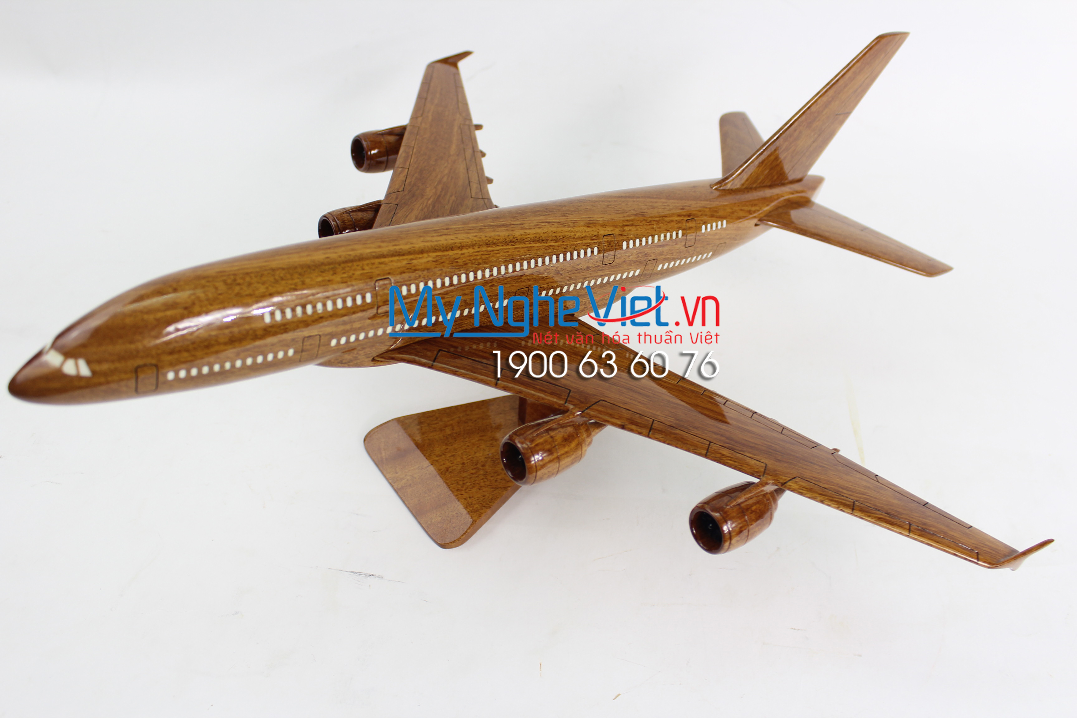 Wood Airline Model A380 MNV-MB04