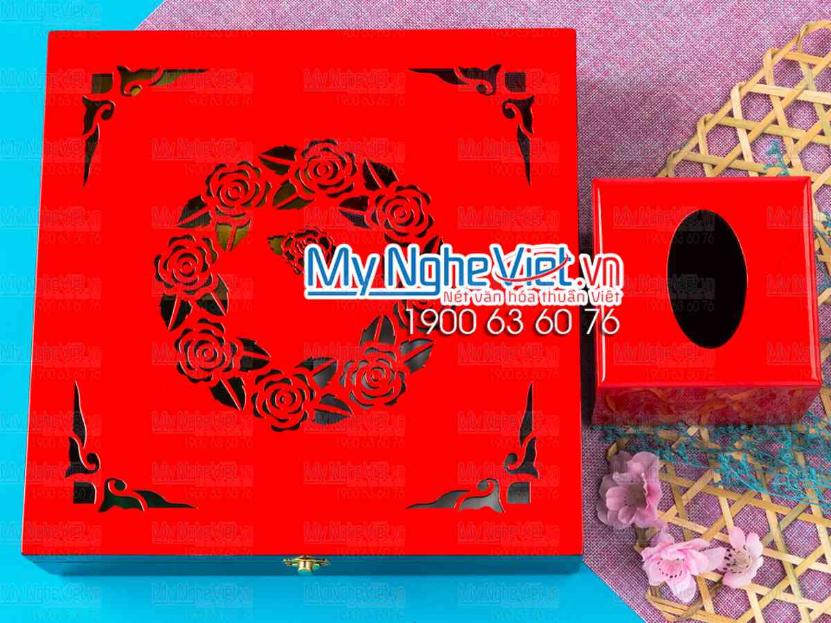 Bộ hộp mứt + hộp khăn giấy vuông khắc hoa hồng đỏ tươi MNV-QT012