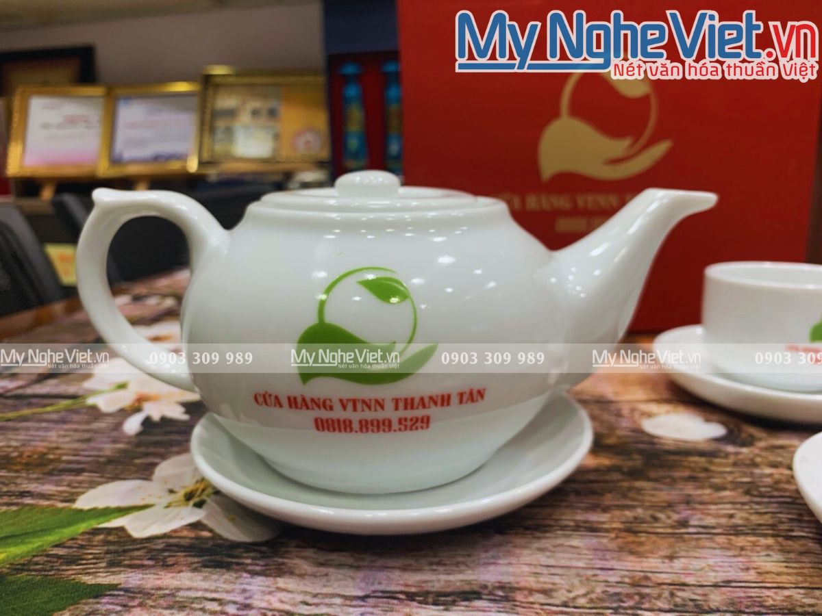 Bộ bình trà men trắng in logo 02 mặt CỬA HÀNG VTNN THANH TÂN