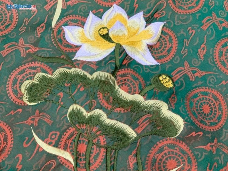 Khăn Lụa Tơ Tằm Thêu Hoa Sen Màu Xanh Rêu 90x90cm KLTA9090/18