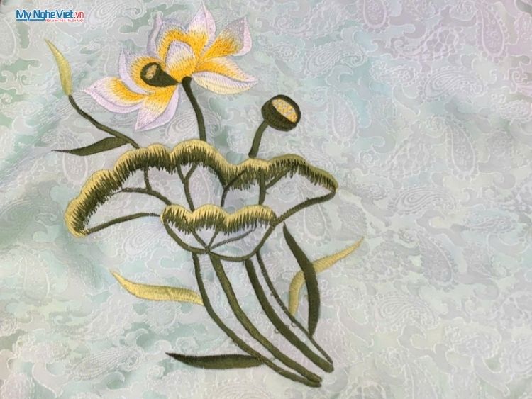 Khăn Lụa Vuông Thêu Sen Đuôi Công Màu Xanh Mint 90x90cm KLTA9090/19
