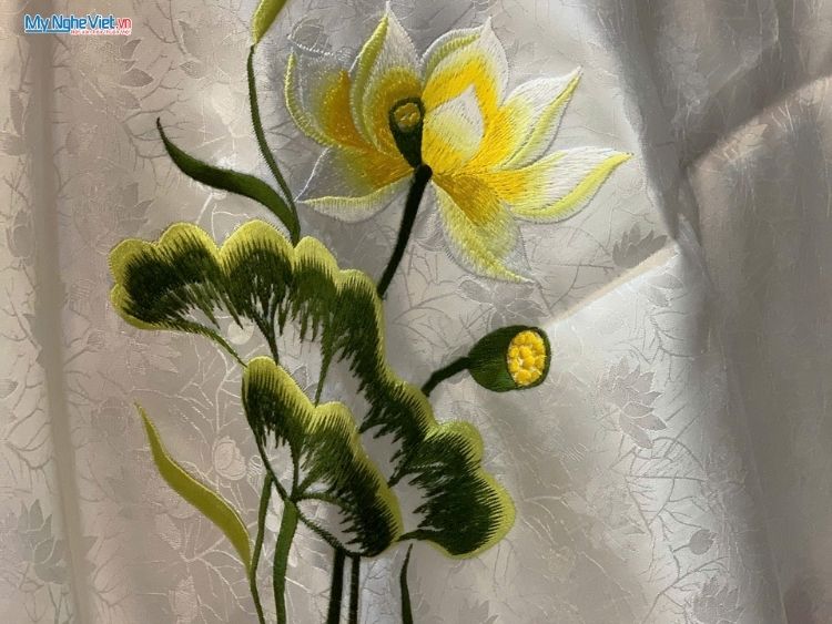 Khăn Lụa Vuông Thêu  Sen Song Hỷ Màu Trắng 90x90cm KLTA9090/18.1