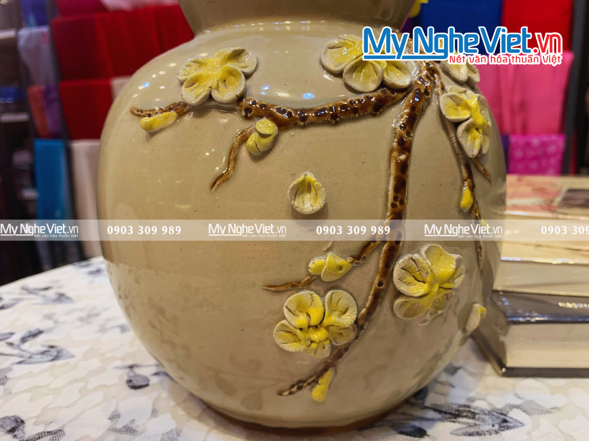 Lọ hoa dáng tròn men rạn đắp hoa mai vàng MNV-HBT1223/16