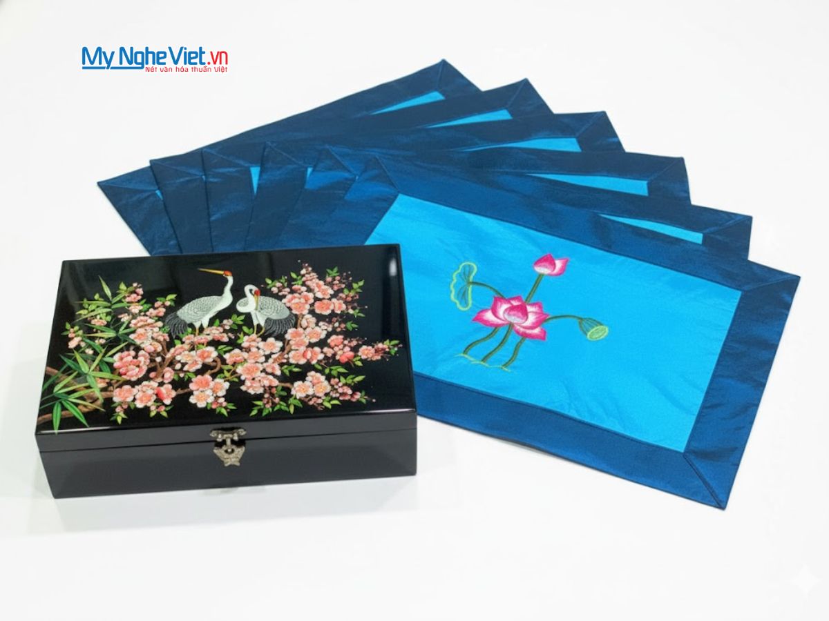 Bộ quà tặng hộp sơn mài cò đào và khăn trải bàn màu xanh dương thêu sen CBHSMHD2030/2-1 - Quà tặng sang trọng