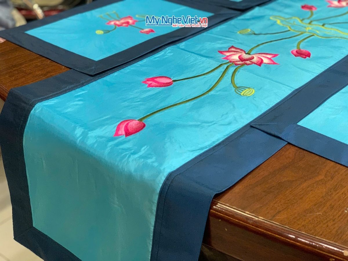 Bộ quà tặng hộp sơn mài cò đào và khăn trải bàn màu xanh dương thêu sen CBHSMHD2030/2-1 - Quà tặng sang trọng