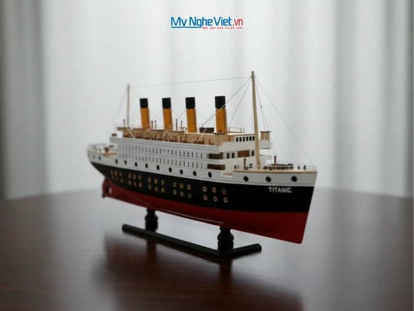 Mô Hình Tàu Titanic Gô Tự Nhiên Có Đèn Thân 40cm MNV-TB11D-40