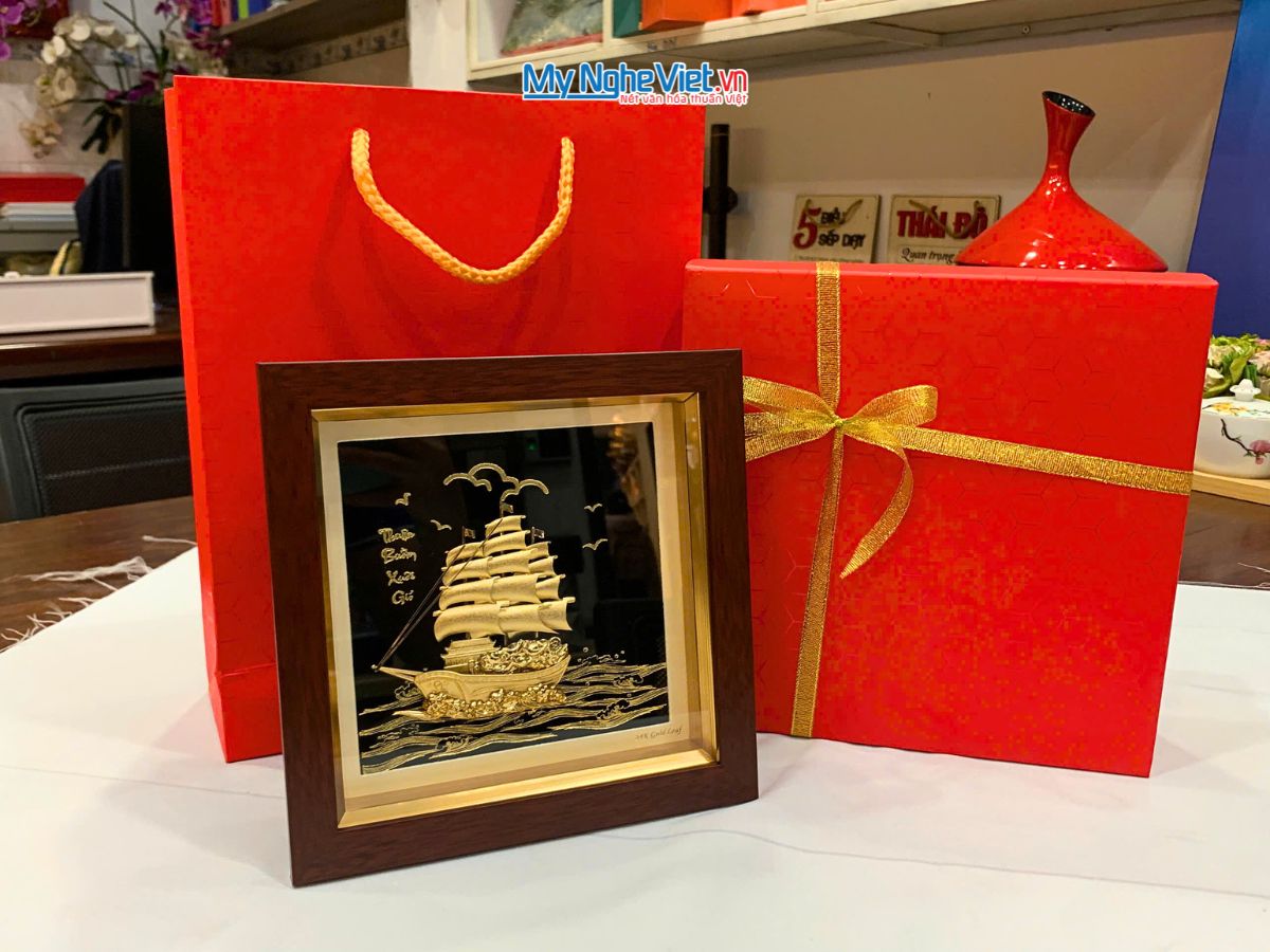 Tranh thuyền buồm dát vàng 24k nền đen để bàn và Hộp xilot đỏ - MNVHD04.10.1