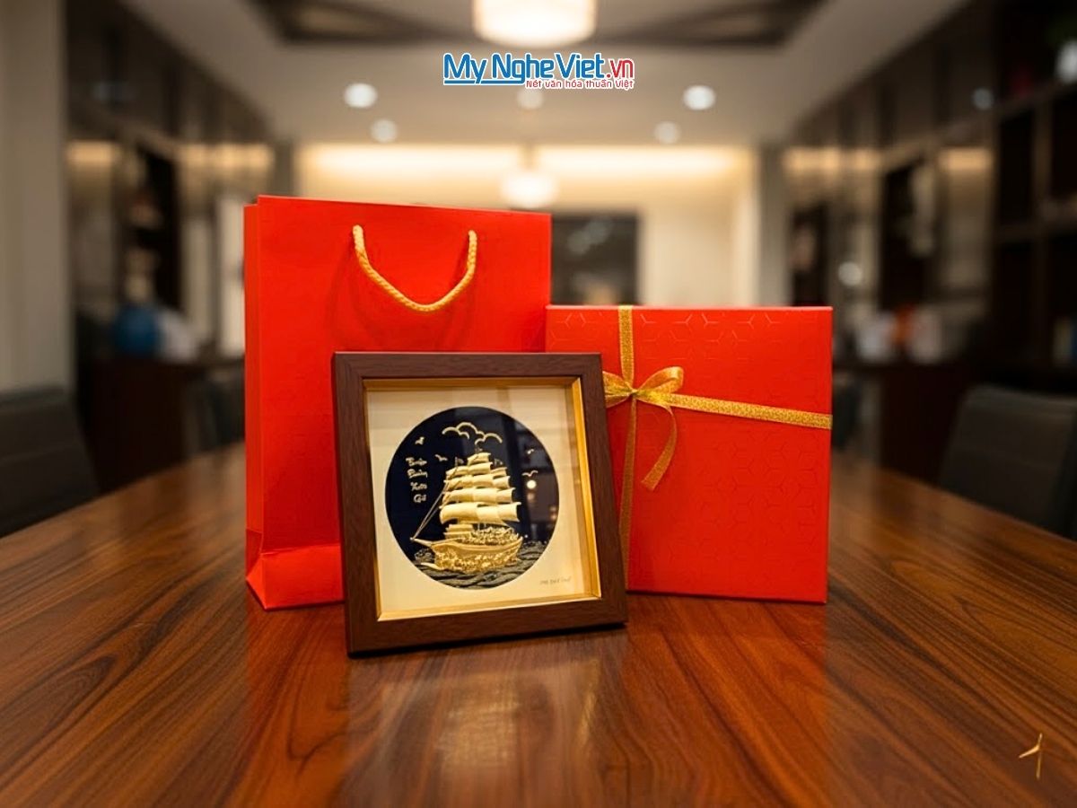 Tranh thuyền buồm dát vàng 24k nền đen để bàn và Hộp xilot đỏ - MNVHD04.3.1