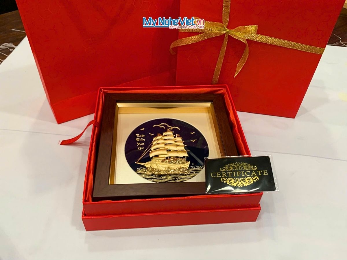 Tranh thuyền buồm dát vàng 24k nền đen để bàn và Hộp xilot đỏ - MNVHD04.3.1