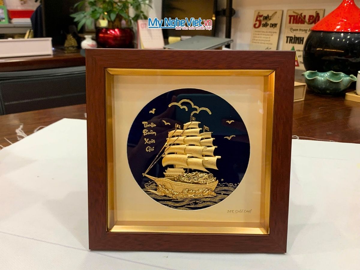 Tranh thuyền buồm dát vàng 24k nền đen để bàn và Hộp xilot đỏ - MNVHD04.3.1