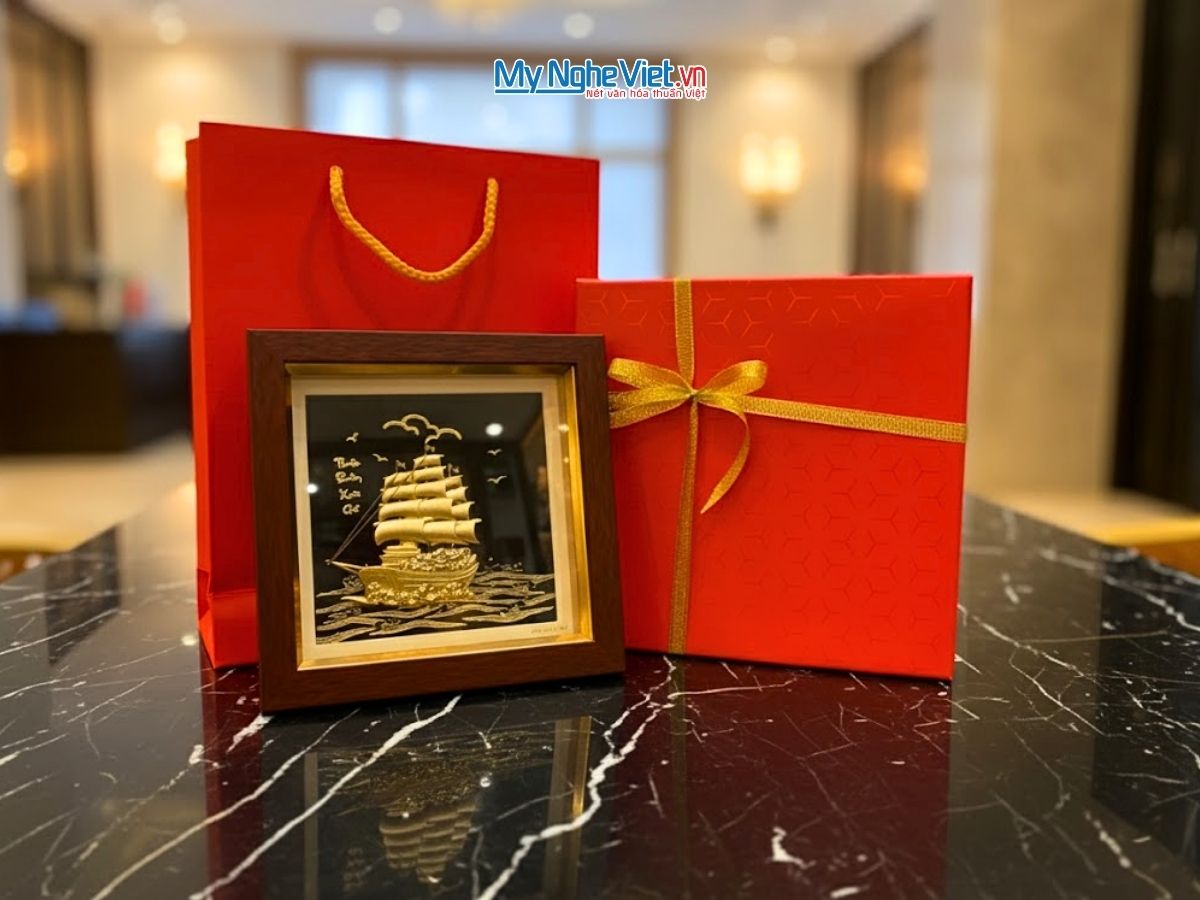 Tranh thuyền buồm dát vàng 24k nền đen để bàn và Hộp xilot đỏ - MNVHD04.10.1