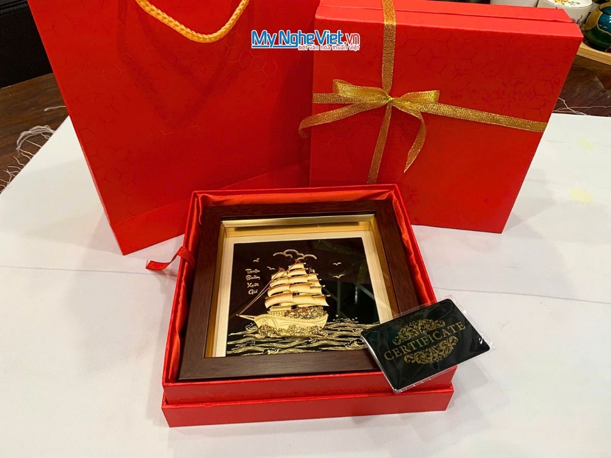 Tranh thuyền buồm dát vàng 24k nền đen để bàn và Hộp xilot đỏ - MNVHD04.10.1