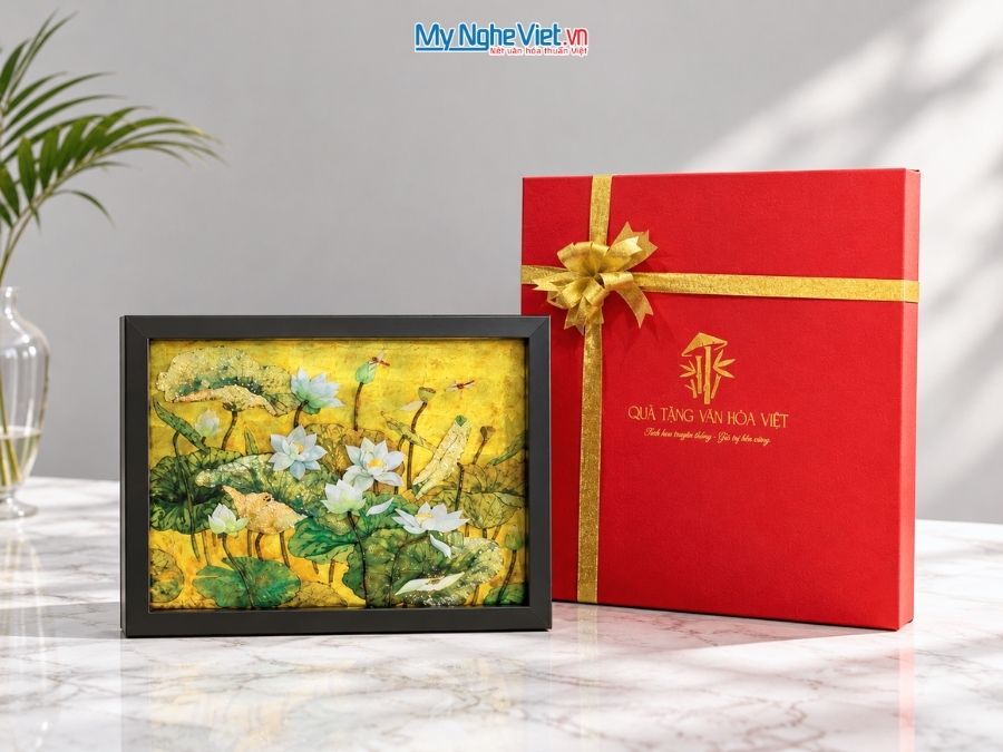 Tranh Sơn Mài Hoa Sen Dát Bạc Nền Vàng 35x45cm TBL34/17K3-10
