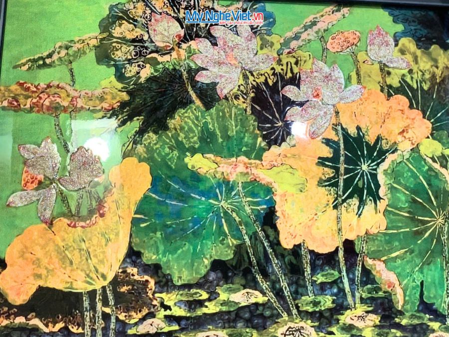 Tranh Sơn Mài Hoa Sen Vẽ Tay Nền Xanh 35x45cm TSM3545-1.11