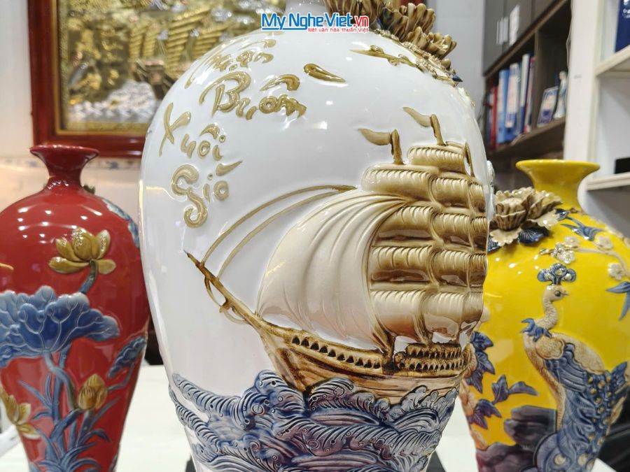 Lộc Bình Thuận Buồm Xuôi Gió Men Trắng Đắp Nổi H50cm LHGVH50/1