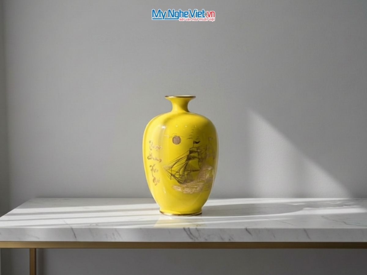 Bình thu tài hút lộc dáng cao thuận buồm nền vàng + chân đế + hộp xi D16x H30 LHGML02-5.1