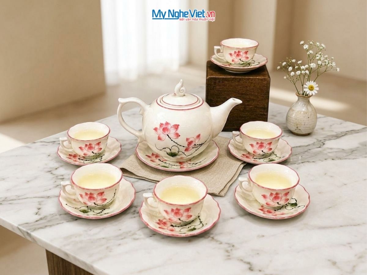 Bộ Bình Trà Dáng Chóp Lửa Men Kem Vẽ Sen Hồng 600ml HBT82026.2