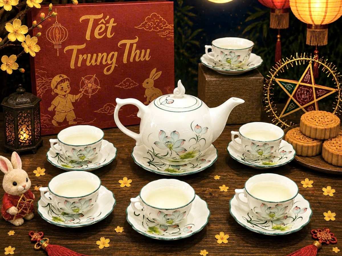 Bộ Bình Trà Dáng Chóp Lửa Men Kem Vẽ Sen Xanh 600ml HBT82026.1