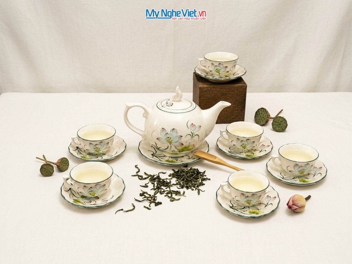 Bộ Bình Trà Dáng Chóp Lửa Men Kem Vẽ Sen Xanh 600ml HBT82026.1