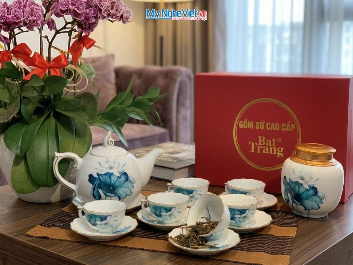 Bộ Bình Trà Dáng Mẫu Đơn Vẽ Sen Viền Chỉ Vàng Kim Và Hũ Trà MNV-HBT1223/6
