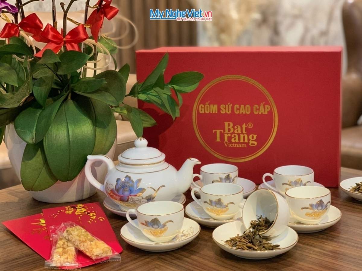 Bộ Bình Trà Dáng Mỏ Vịt Viền Chỉ Vàng Kim 300ml MNV-HBT1223/5