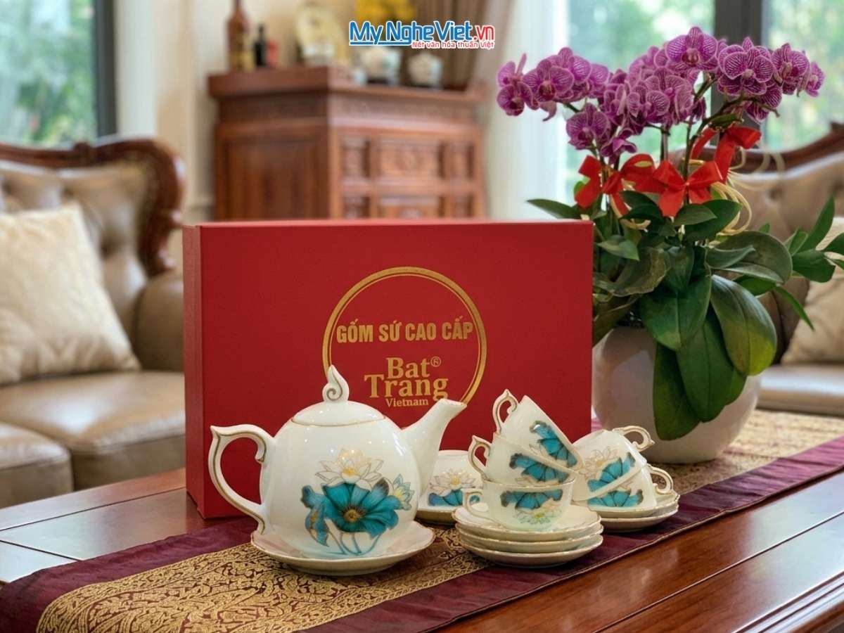 Bộ Bình Trà Dáng Mẫu Đơn Vẽ Hoa Sen Viền Chỉ Vàng Kim MNV-HBT1223/7