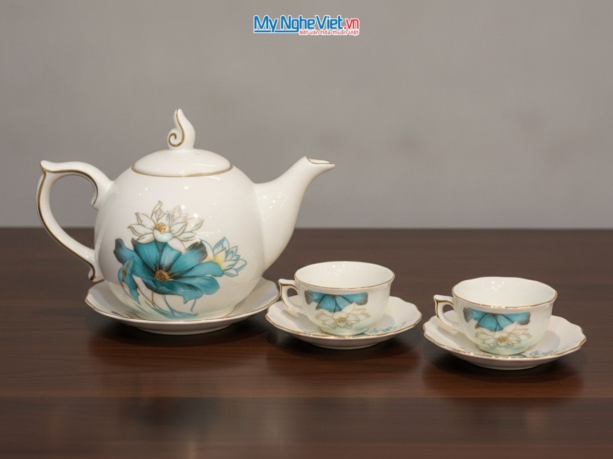 Bộ Bình Trà Dáng Mẫu Đơn Vẽ Hoa Sen Viền Chỉ Vàng Kim MNV-HBT1223/7