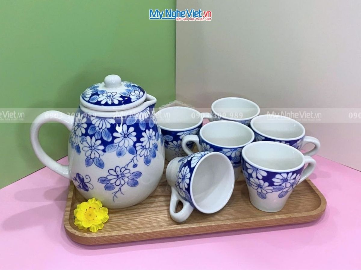 Bộ Bình Trà Men Trắng Vẽ Tay Hoa Cúc Kèm Khay Gỗ HBT06