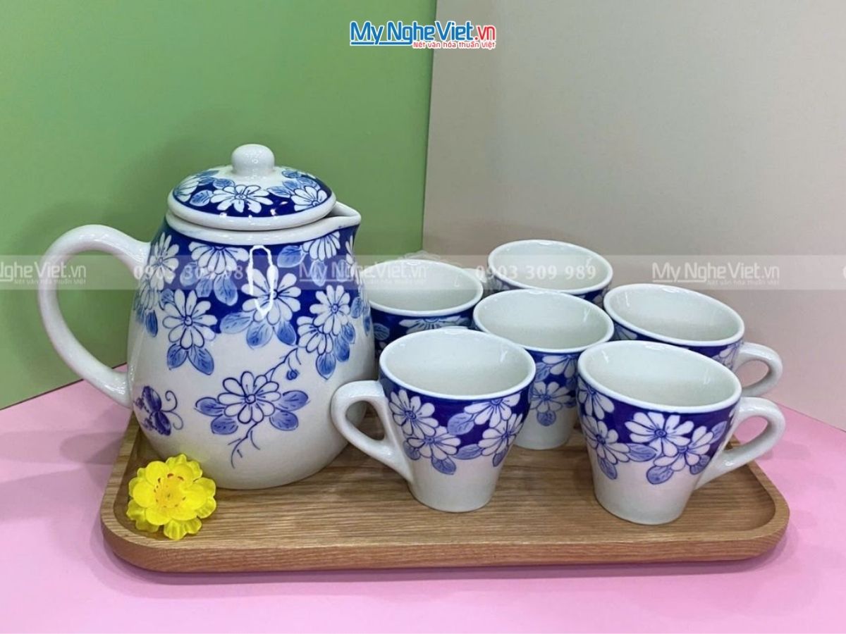 Bộ Bình Trà Men Trắng Vẽ Tay Hoa Cúc Kèm Khay Gỗ HBT06