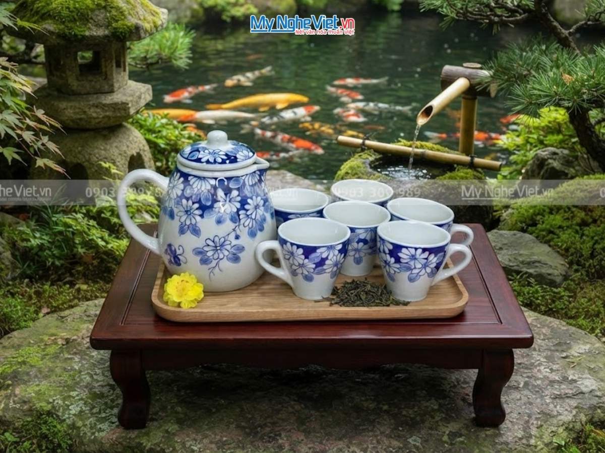 Bộ Bình Trà Men Trắng Vẽ Tay Hoa Cúc Kèm Khay Gỗ HBT06