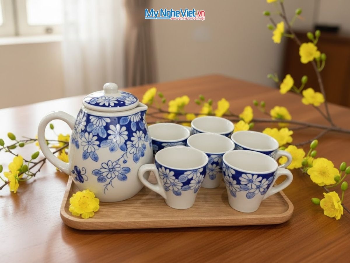 Bộ Bình Trà Men Trắng Vẽ Tay Hoa Cúc Kèm Khay Gỗ HBT06
