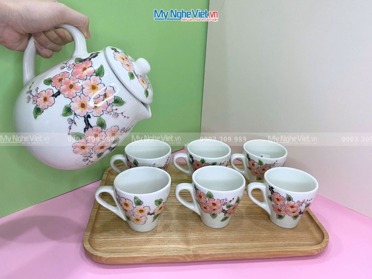Bộ Bình Trà Men Trắng Vẽ Tay Hoa Đào Kèm Khay Gỗ HBT06-3