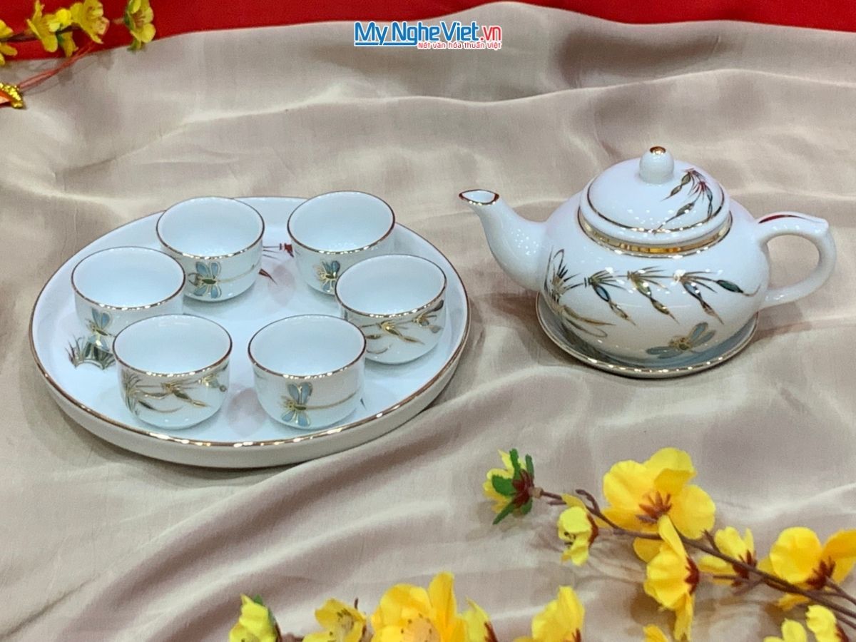 Bộ Bình Trà Men Trắng Vàng Kim Vẽ Trúc Chuồn Và Hũ Trà MNV-HBT1223/4