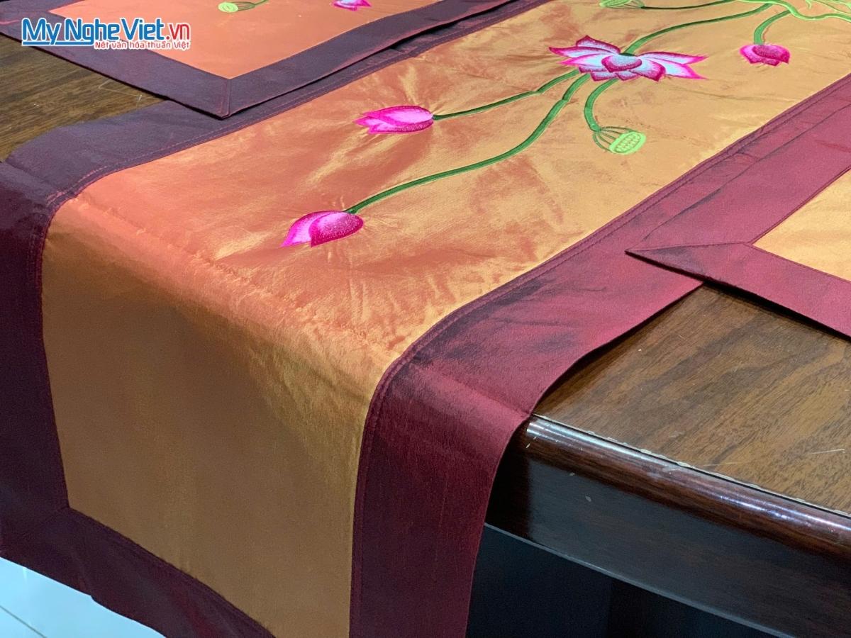 Khăn Trải Bàn Thêu Hoa Sen Màu Đỏ Vàng MNV-KLTB11