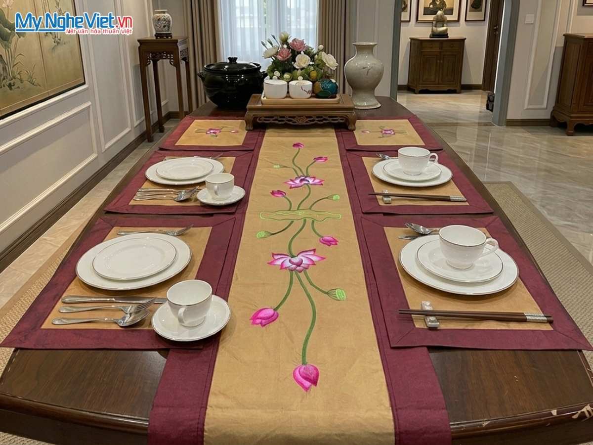 Khăn Trải Bàn Thêu Hoa Sen Màu Đỏ Vàng MNV-KLTB11