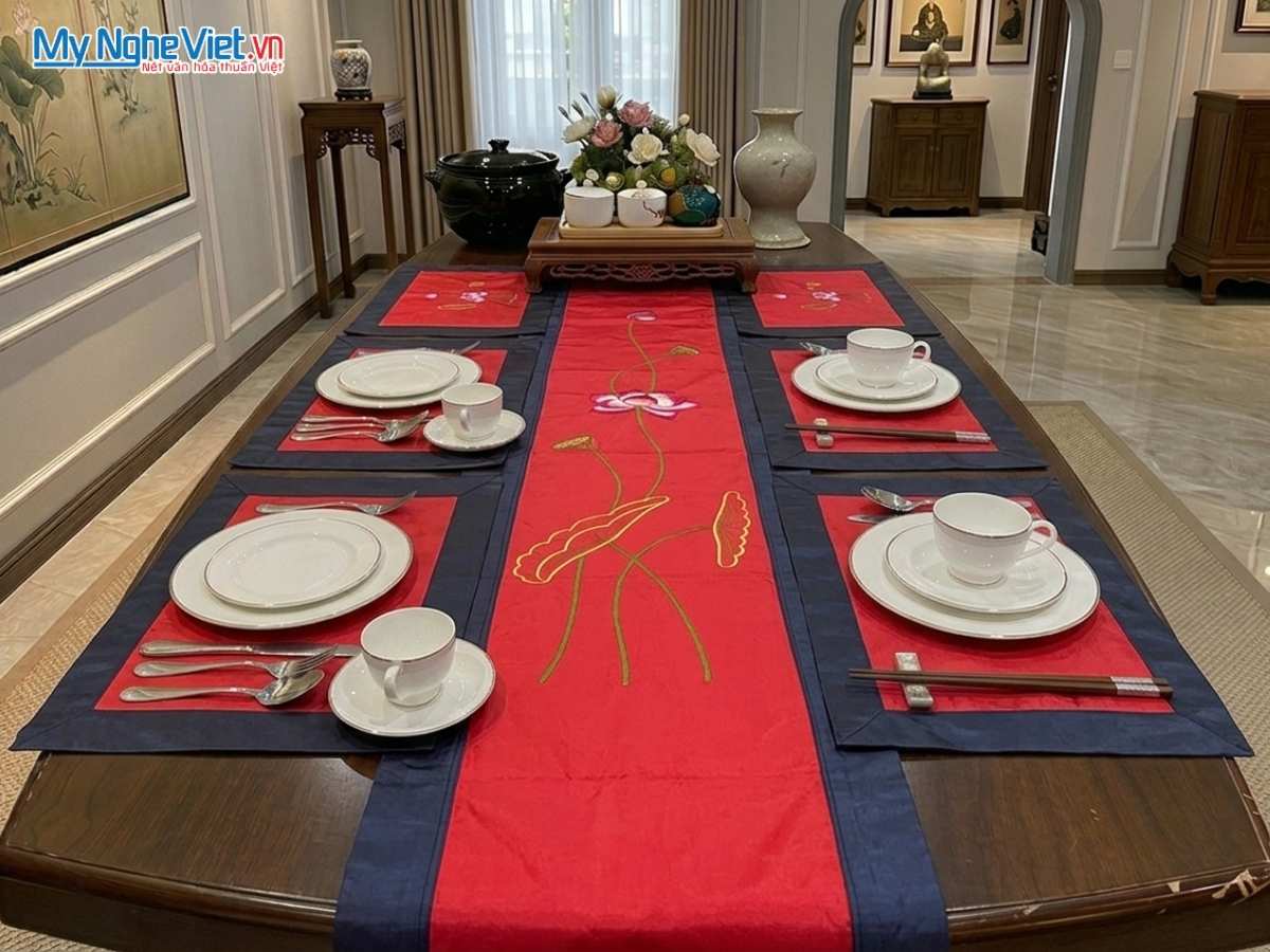 Khăn Trải Bàn Thêu Hoa Sen Màu Đỏ Xanh Đen MNV-KLTB11.6