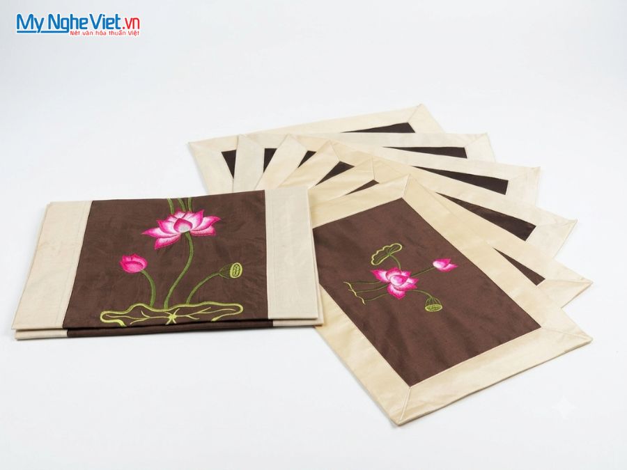 Khăn Trải Bàn Thêu Hoa Sen Màu Nâu Kem MNV-KLTB11.1