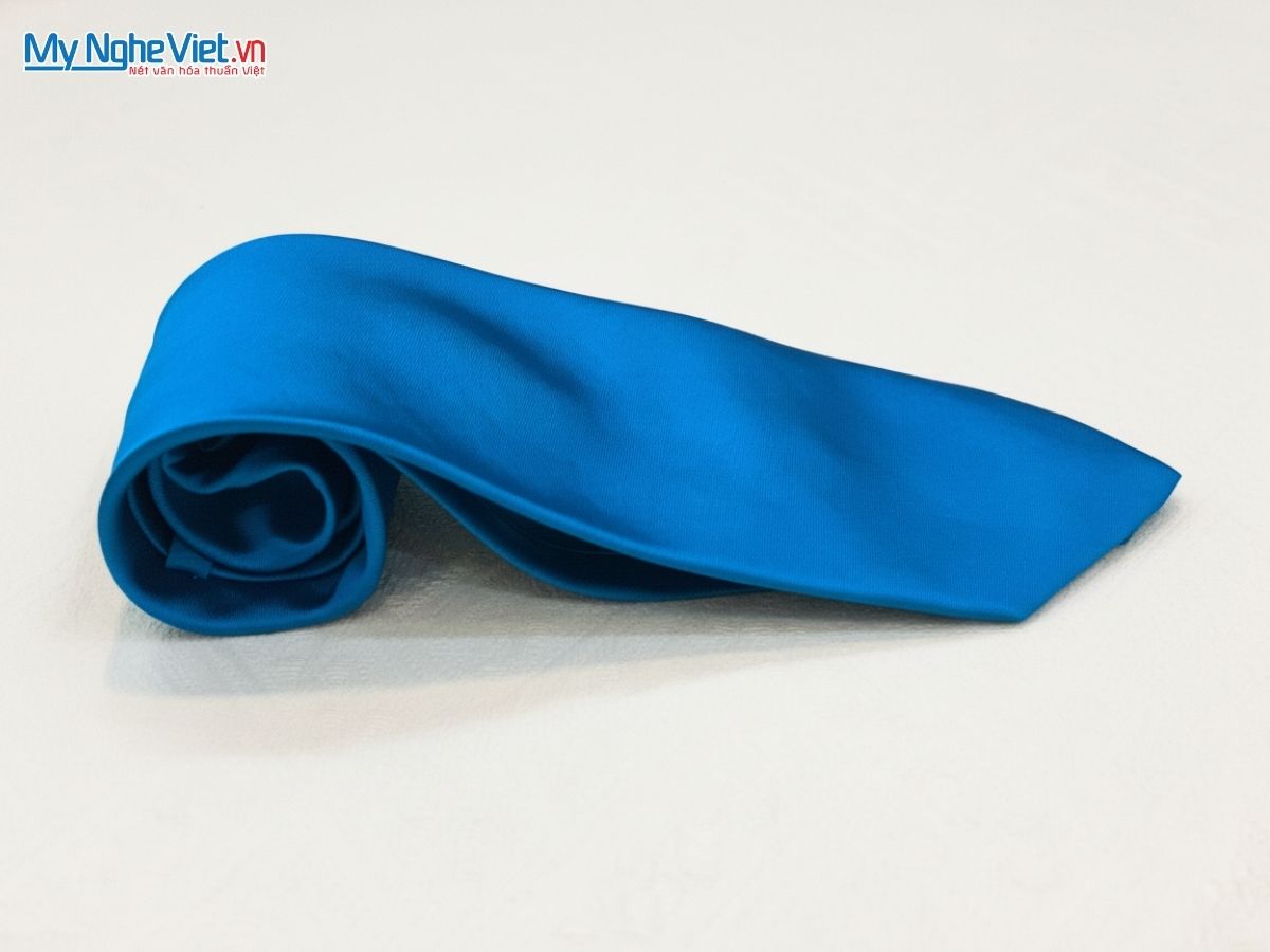 Cà Vạt Lụa Tơ Tằm Màu Xanh Dương MNV-CRV14