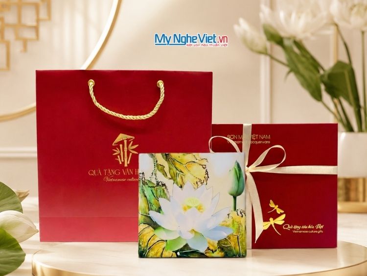 Đế Lót Ly Sơn Mài Vẽ Tay Hoa Sen Vàng Nền Trắng D11xH5(cm) DLL10-9