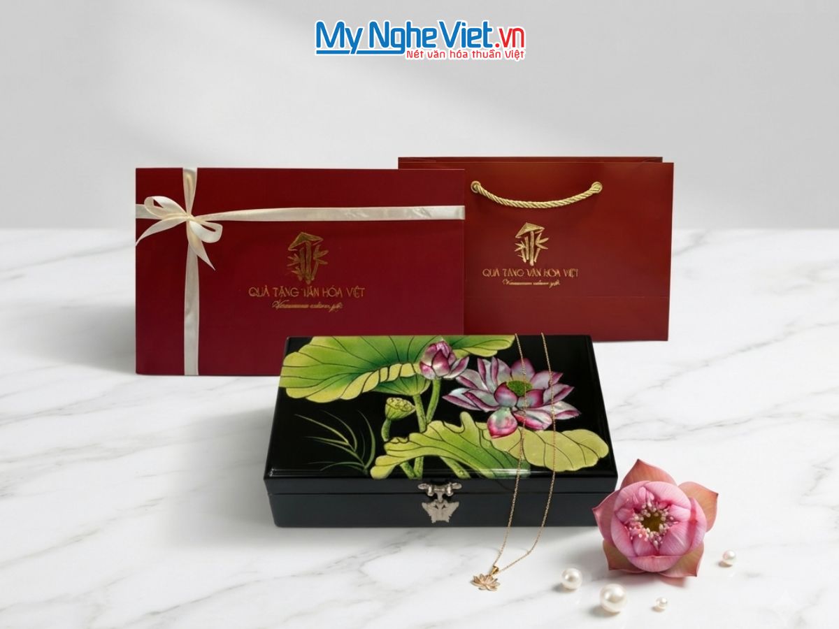 Hộp Trang Sức Sơn Mài Vẽ Hoa Sen Nền Đen MNV-SMHD14241-16