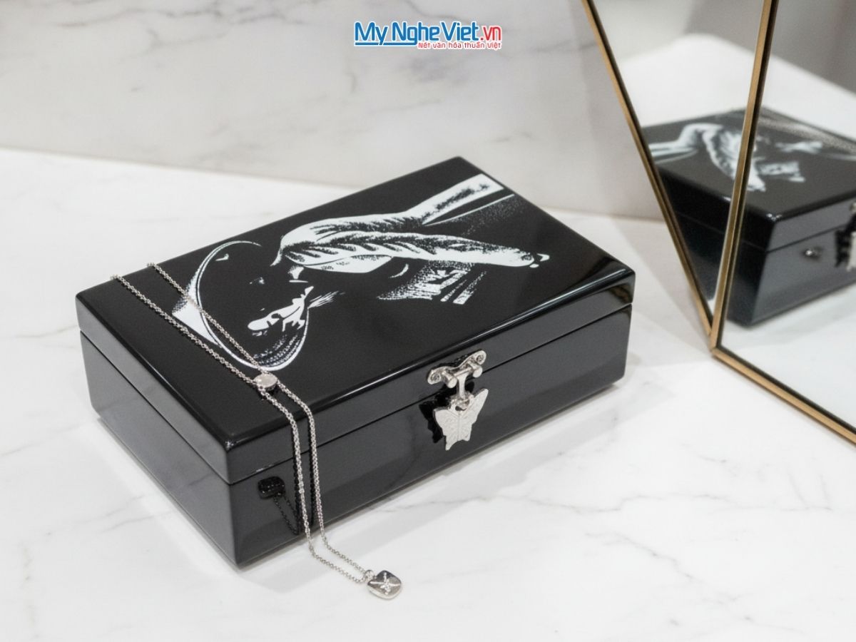 Hộp đựng trang sức sơn mài cô gái HTSHD02-1 12x20